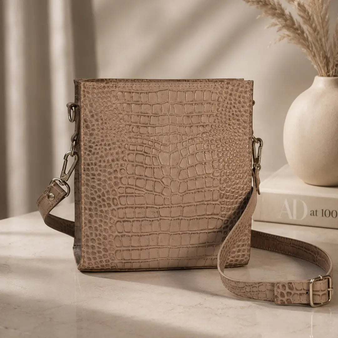 Cartera Beige de Cuero Grabado Croco | Amelia