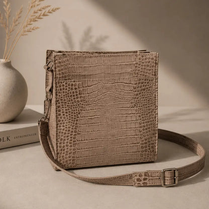 Cartera Beige de Cuero Grabado Croco | Amelia