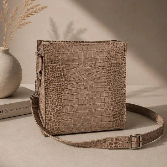 Cartera Beige de Cuero Grabado Croco | Amelia