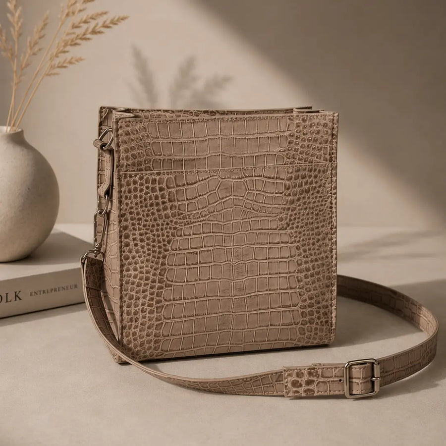 Cartera Beige de Cuero Grabado Croco | Amelia
