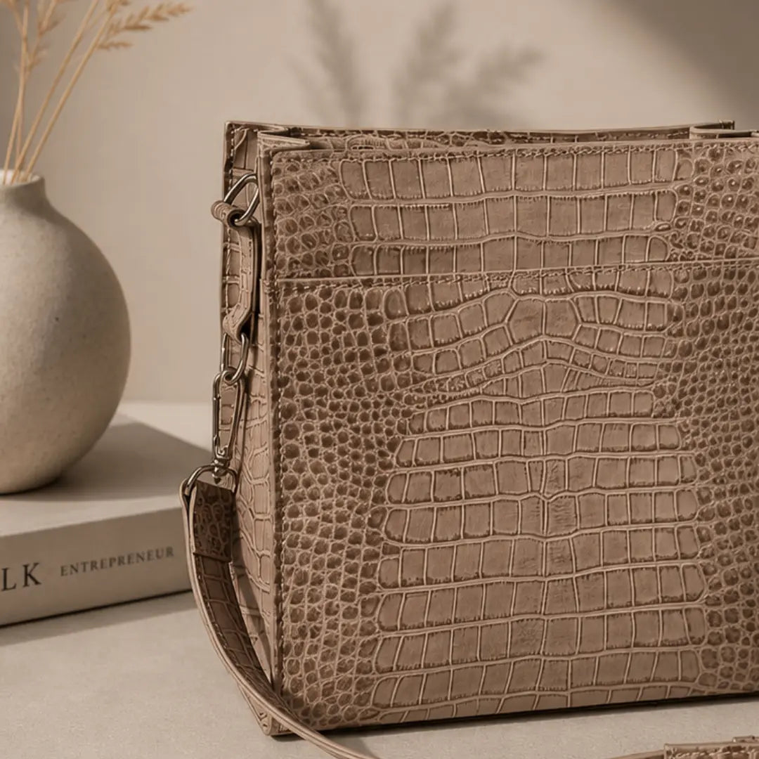 Cartera Beige de Cuero Grabado Croco | Amelia