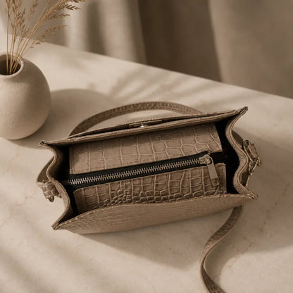 Cartera Beige de Cuero Grabado Croco | Amelia