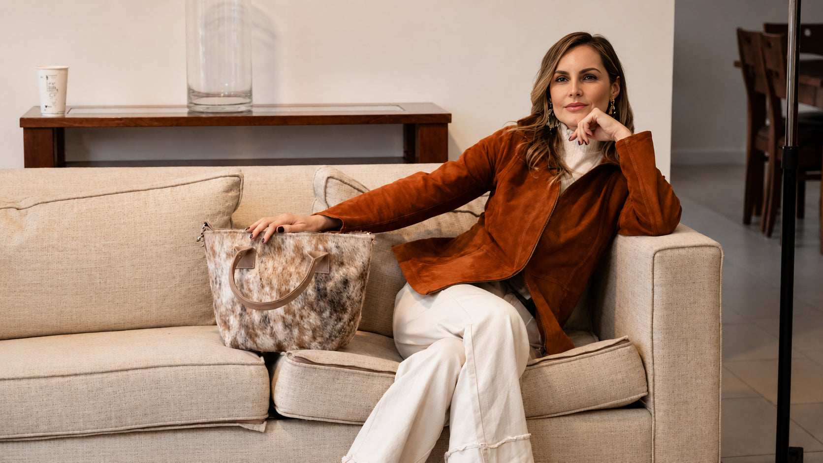 Mujer usando chaqueta de cuero premium La Pampa Leather