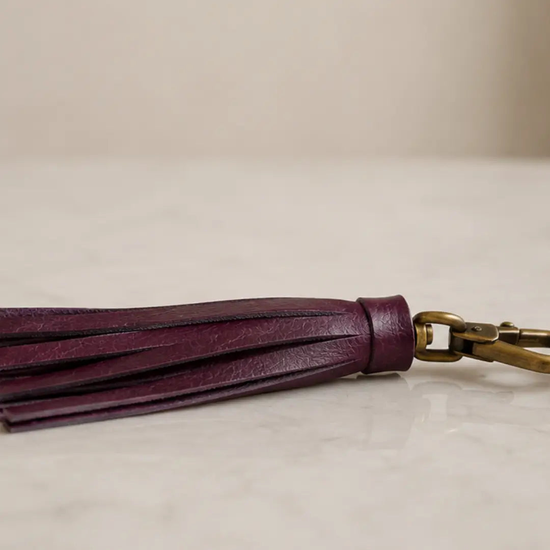 Llavero de Cuero Violeta I Costura de Tiento Artesanal