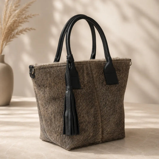Cartera Milagros de Cuero con Pelo Gris Oscuro | La Pampa Leather Chile