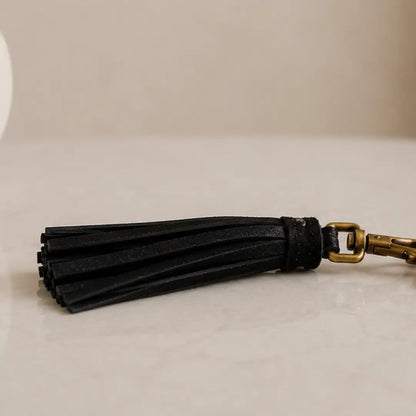Llavero de Cuero Negro | Costura de Tiento Artesanal